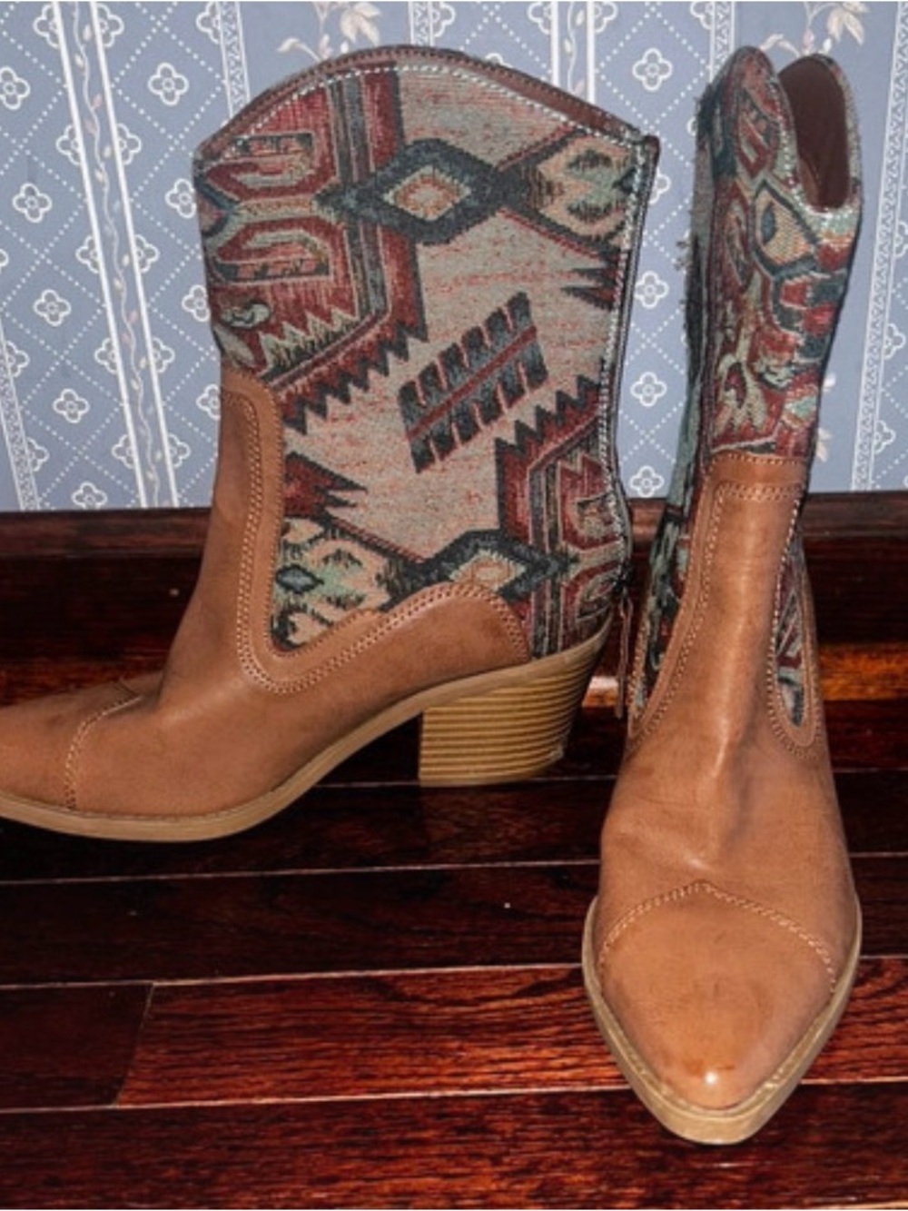 Wonderly tan western boots